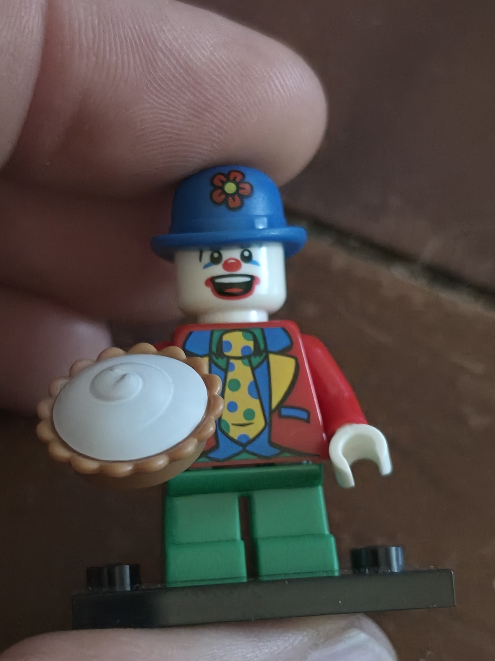 Lego Minifig Small Clown W/ pie - COL073 - Series 5 - Collectible